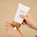  کرم سنتلا ماداگاسکار SKIN1004 با عصاره سنتلا آسیاتیکا، پان‌تِنول و TECA، التیام‌دهنده و آبرسان سبک است. مناسب پوست حساس، قرمز و خسته.