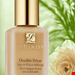  کرم پودر Estée Lauder Double Wear یک فونداسیون مایع با دوام ۲۴ ساعته، با پوشش متوسط تا کامل (قابل ساخت)، با پوسته نهایی مات طبیعی و مقاومت در برابر تعریق، گرما، رطوبت و انتقال محصول است. این کرم پودر چربی پوست را کنترل می‌کند، بدون ایجاد خطوط یا جمع‌شدن در منافذ، بسیار سبک و راحت روی پوست احساس می‌شود و در رنگ‌های متنوعی موجود است