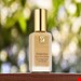  کرم پودر Estée Lauder Double Wear یک فونداسیون مایع با دوام ۲۴ ساعته، با پوشش متوسط تا کامل (قابل ساخت)، با پوسته نهایی مات طبیعی و مقاومت در برابر تعریق، گرما، رطوبت و انتقال محصول است. این کرم پودر چربی پوست را کنترل می‌کند، بدون ایجاد خطوط یا جمع‌شدن در منافذ، بسیار سبک و راحت روی پوست احساس می‌شود و در رنگ‌های متنوعی موجود است