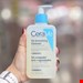  ژل شستشوی SA Smoothing سراوی با ترکیب سالیسیلیک اسید، سرامیدها و هیالورونیک اسید، به‌طور مؤثر پوست‌های زبر، خشک و ناهموار را تمیز کرده و با لایه‌برداری ملایم، نرمی و یکنواختی را به پوست بازمی‌گرداند.