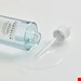  آمپول مرطوب‌کننده Hyalu-Cica First از برند کره‌ای SKIN1004 یک فرمول آبرسان سبک و تسکین‌دهنده پوست است که با ترکیبی از سنتلا آسیاتیکا (سیکا)، هیالورونیک اسید و عصاره‌های طبیعی، برای تامین رطوبت عمیق پوست، کاهش التهاب و تقویت سد محافظ پوست طراحی شده است