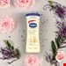  این لوسیون بدن با عصاره جو دوسر و گلیسیرین، پوست را به‌طور عمیق مرطوب و تغذیه می‌کند. بافت سبک و جذب سریع آن، لطافت و نرمی طبیعی پوست را حفظ کرده و از خشکی جلوگیری می‌کند. مناسب برای پوست خشک و حساس.