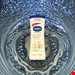  این لوسیون بدن با عصاره جو دوسر و گلیسیرین، پوست را به‌طور عمیق مرطوب و تغذیه می‌کند. بافت سبک و جذب سریع آن، لطافت و نرمی طبیعی پوست را حفظ کرده و از خشکی جلوگیری می‌کند. مناسب برای پوست خشک و حساس.